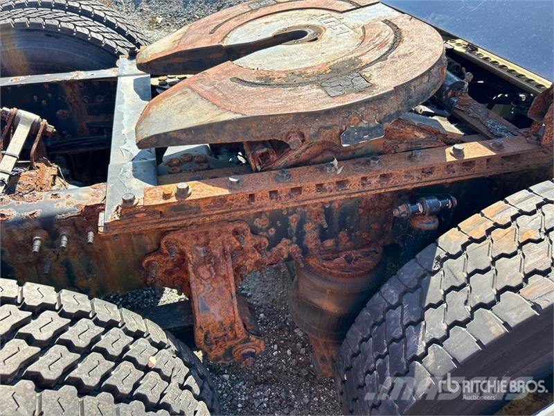 Volvo VNM200 6x4 T/A Day Cab Truck Tractor (Inoperable) Traktorske jedinice
