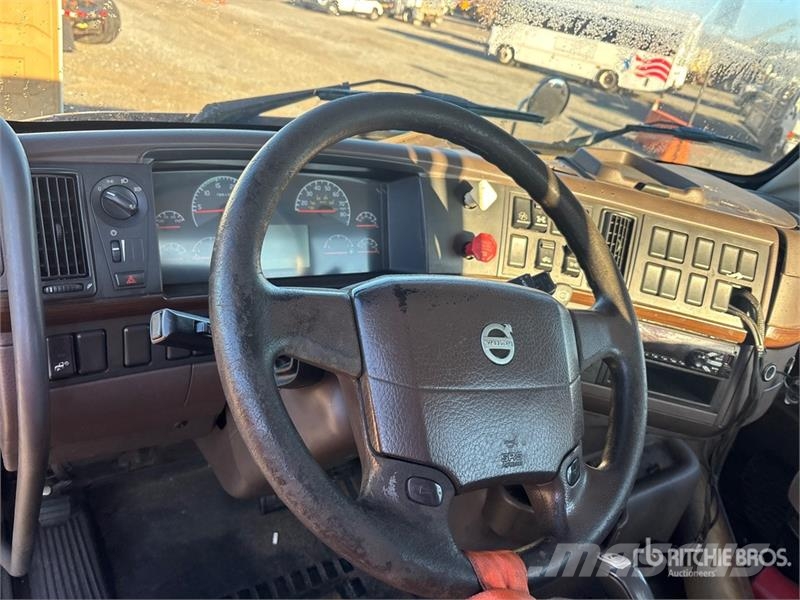 Volvo VNM200 6x4 T/A Day Cab Truck Tractor 牵引车