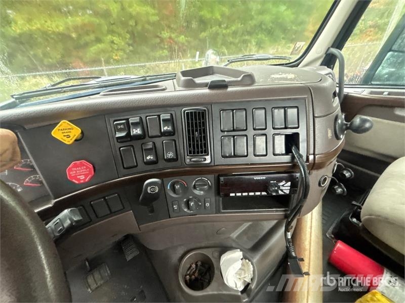 Volvo VNM200 6x4 T/A Day Cab Truck Tractor Traktorske jedinice