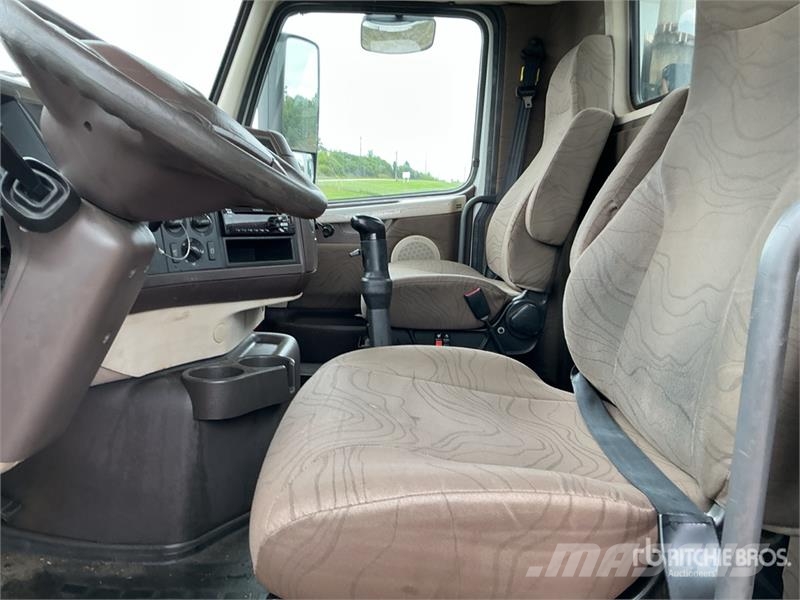 Volvo VNM200 6x4 T/A Day Cab Truck Tractor Седельные тягачи
