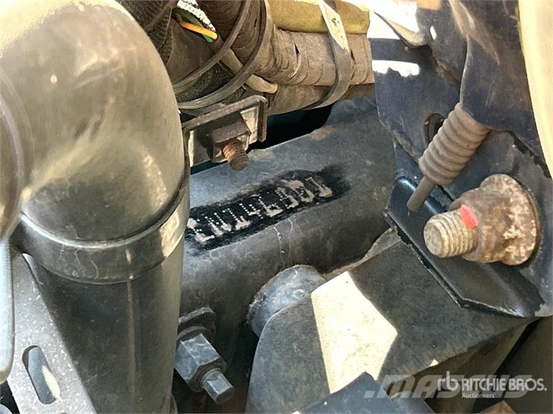 Volvo VNM200 6x4 T/A Day Cab Truck Tractor (Inoperable) Traktorske jedinice