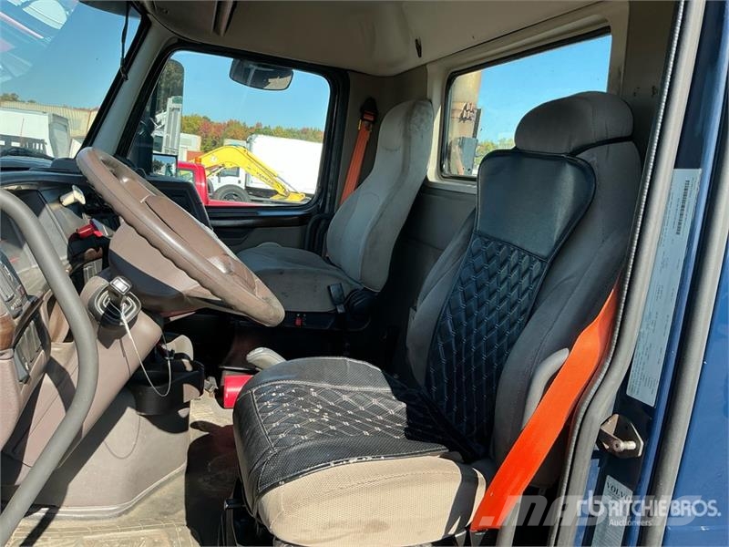 Volvo VNM200 6x4 T/A Day Cab Truck Tractor Traktorske jedinice