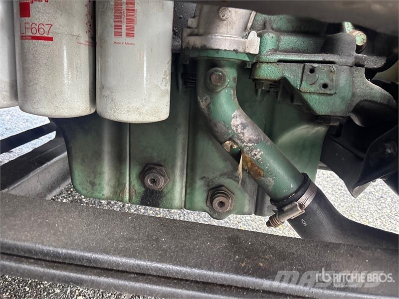 Volvo VNM200 6x4 T/A Day Cab Truck Tractor (Inoperable) Traktorske jedinice