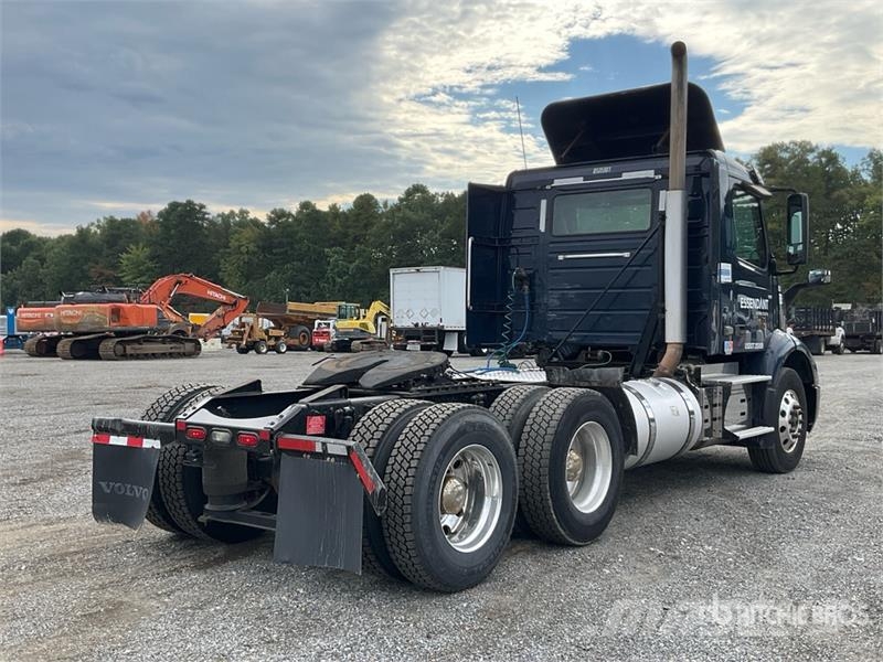 Volvo VNM200 6x4 T/A Day Cab Truck Tractor Tracteur routier