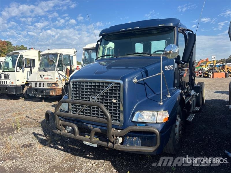 Volvo VNM200 6x4 T/A Day Cab Truck Tractor (Inoperable) Traktorske jedinice
