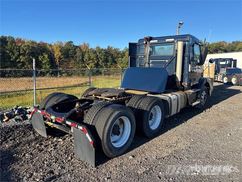 Volvo VNM200 6x4 T/A Day Cab Truck Tractor 牵引车