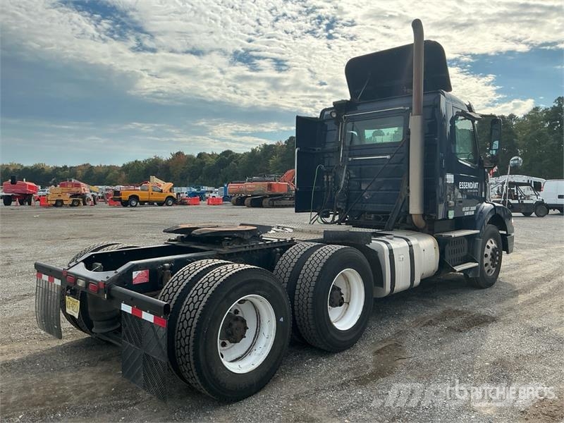 Volvo VNM200 6x4 T/A Day Cab Truck Tractor Tracteur routier
