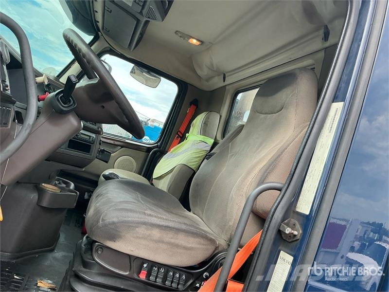 Volvo VNM200 6x4 T/A Day Cab Truck Tractor Tracteur routier