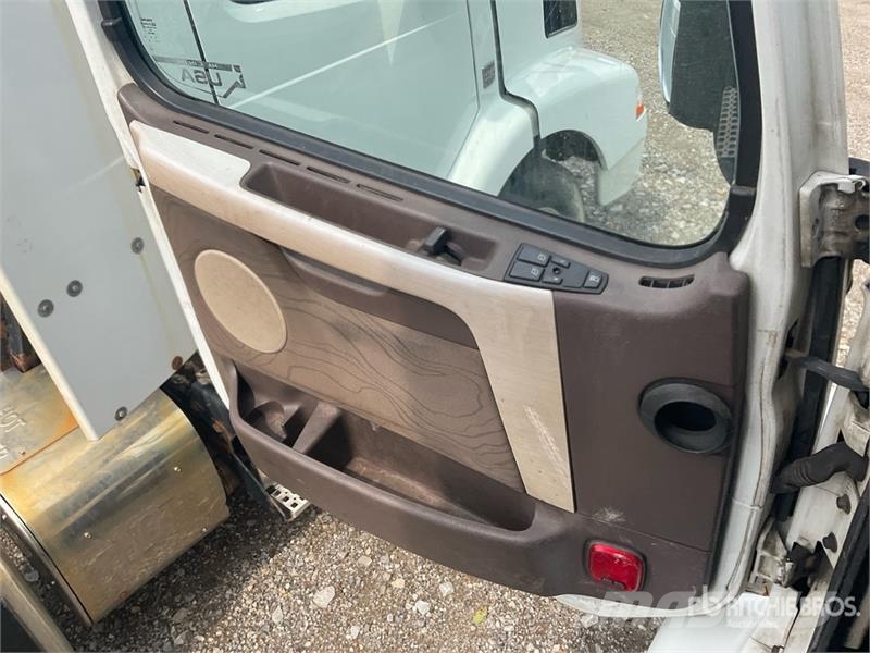 Volvo VNM200 6x4 T/A Day Cab Truck Tractor (Inoperable) Седельные тягачи