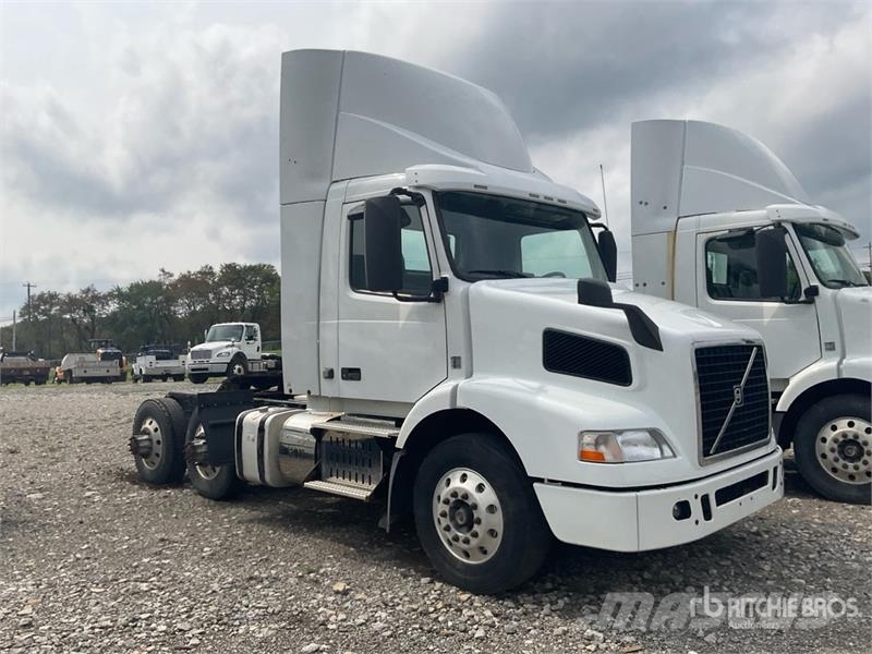 Volvo VNM200 6x4 T/A Day Cab Truck Tractor (Inoperable) Седельные тягачи