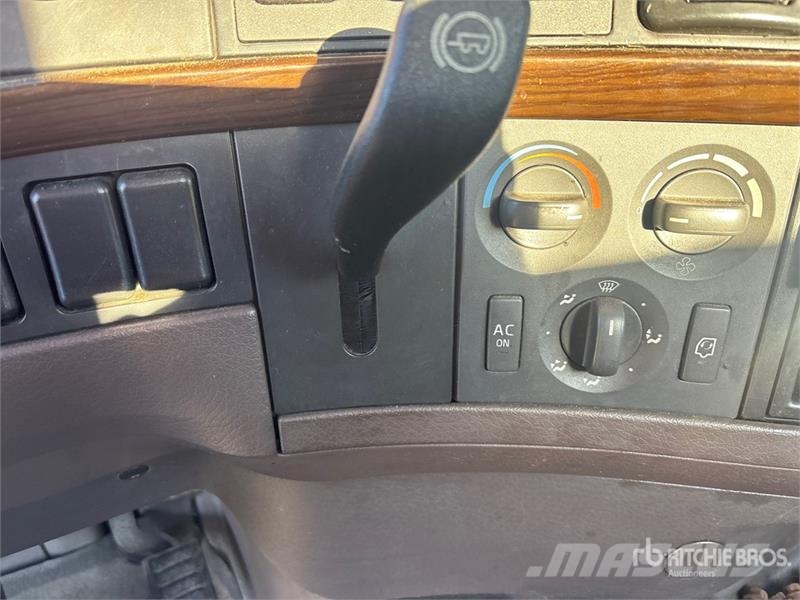 Volvo VNM200 6x4 T/A Day Cab Truck Tractor 牵引车