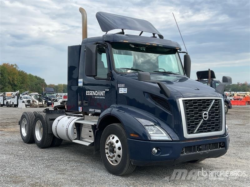 Volvo VNM200 6x4 T/A Day Cab Truck Tractor Tracteur routier