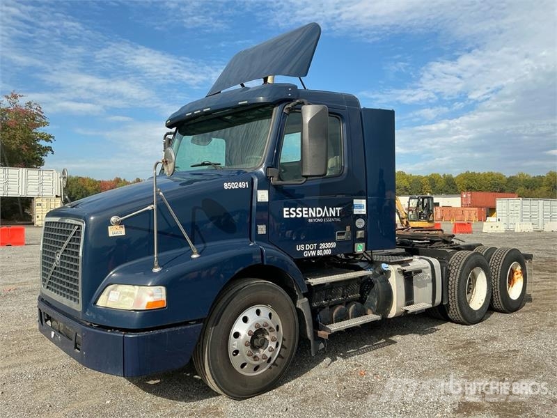 Volvo VNM200 6x4 T/A Day Cab Truck Tractor Tracteur routier