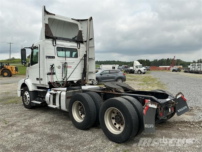 Volvo VNM200 6x4 T/A Day Cab Truck Tractor Седельные тягачи