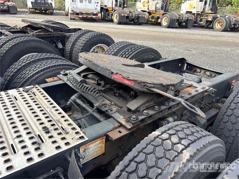 Volvo VNM200 6x4 T/A Day Cab Truck Tractor (Inoperable) Traktorske jedinice