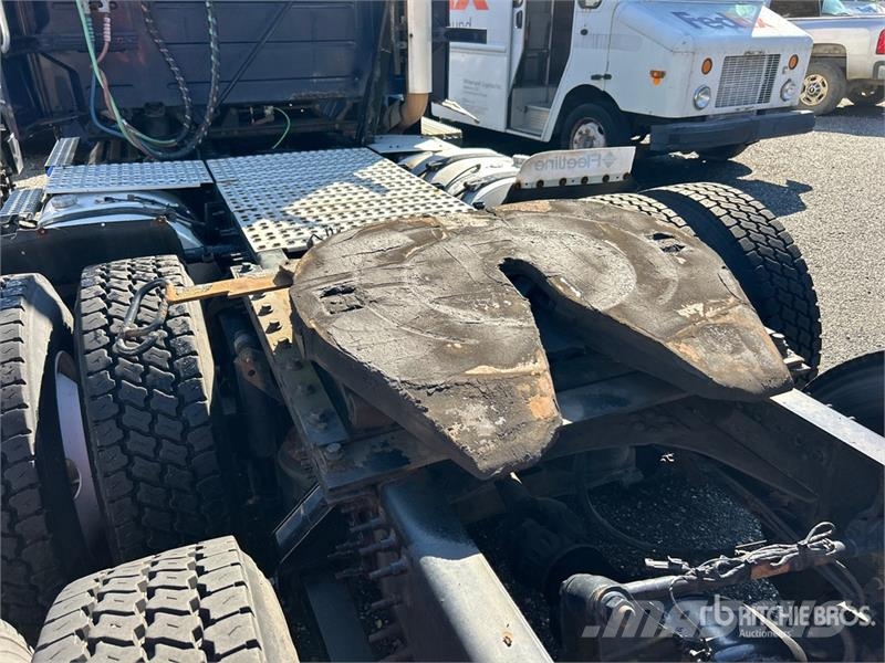 Volvo VNM200 6x4 T/A Day Cab Truck Tractor (Inoperable) Traktorske jedinice