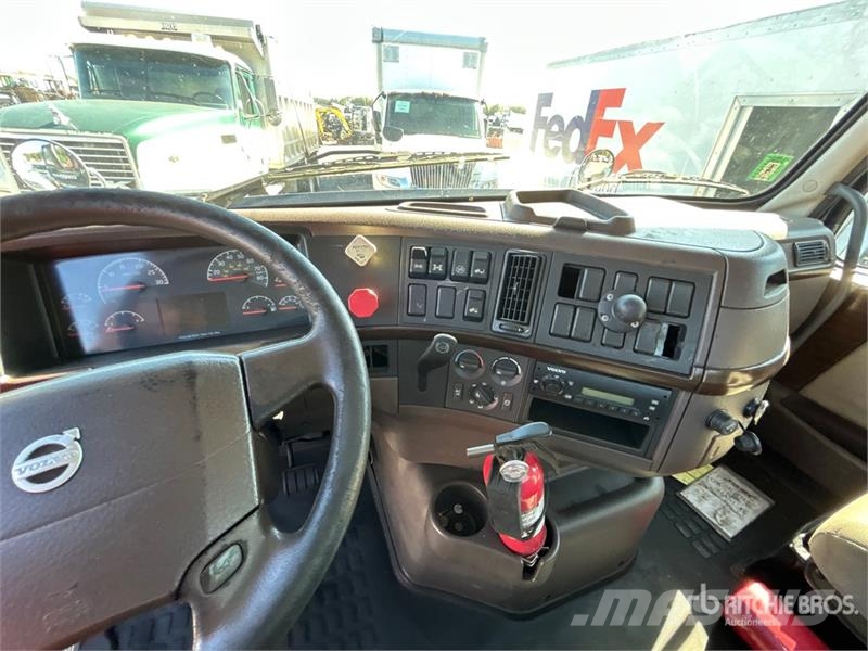 Volvo VNM200 6x4 T/A Day Cab Truck Tractor (Inoperable) Traktorske jedinice