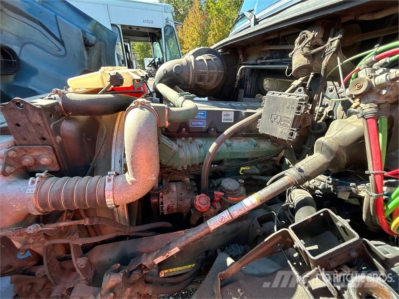 Volvo VNM200 6x4 T/A Day Cab Truck Tractor (Inoperable) Traktorske jedinice