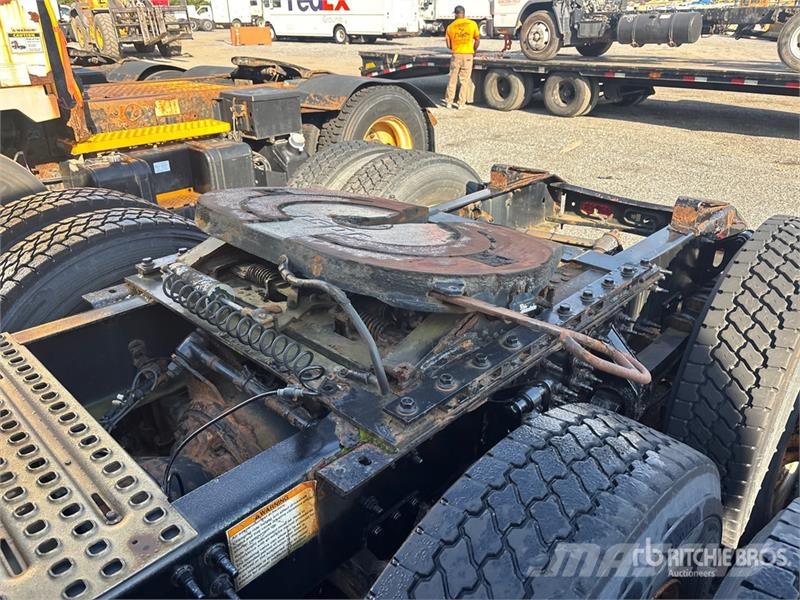 Volvo VNM200 6x4 T/A Day Cab Truck Tractor (Inoperable) Traktorske jedinice