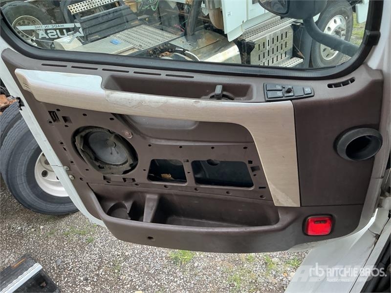 Volvo VNM200 6x4 T/A Day Cab Truck Tractor Седельные тягачи