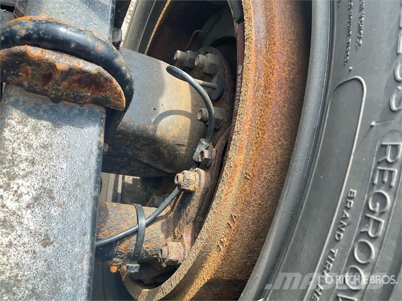 Volvo VNM200 6x4 T/A Day Cab Truck Tractor (Inoperable) Седельные тягачи