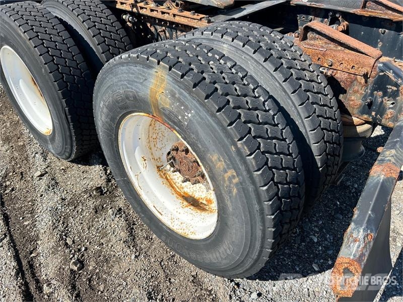 Volvo VNM200 6x4 T/A Day Cab Truck Tractor (Inoperable) Traktorske jedinice
