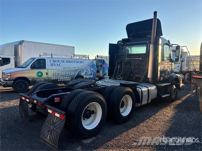 Volvo VNM200 6x4 T/A Day Cab Truck Tractor Traktorske jedinice