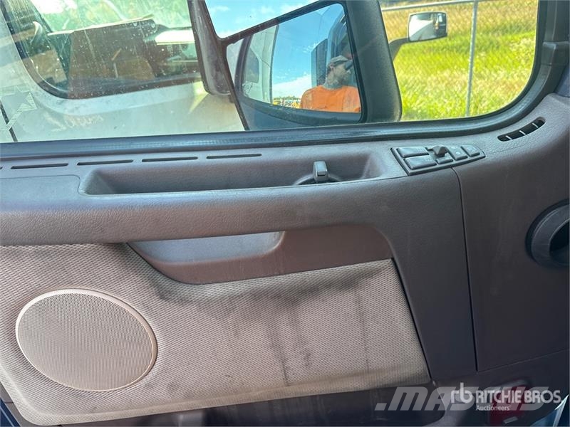 Volvo VNM200 6x4 T/A Day Cab Truck Tractor (Inoperable) Traktorske jedinice