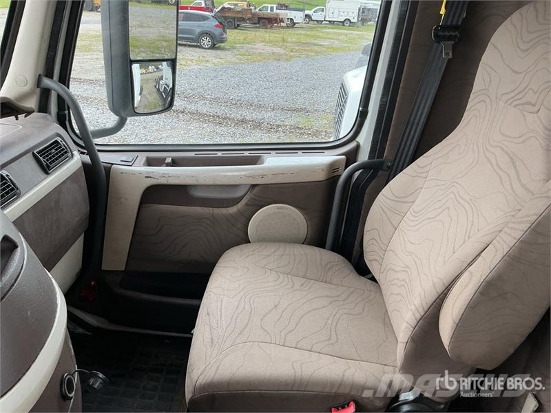 Volvo VNM200 6x4 T/A Day Cab Truck Tractor Седельные тягачи