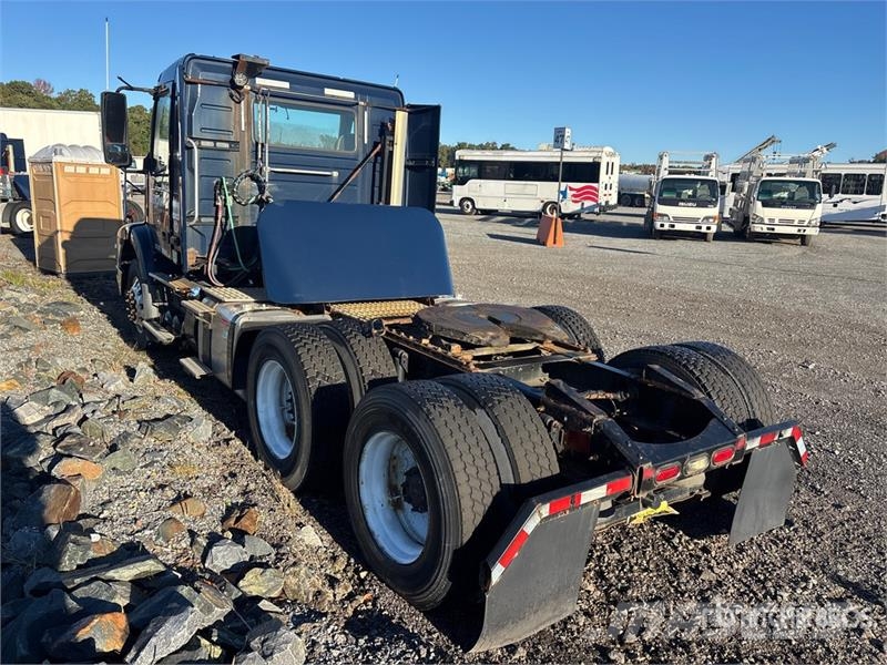 Volvo VNM200 6x4 T/A Day Cab Truck Tractor 牵引车