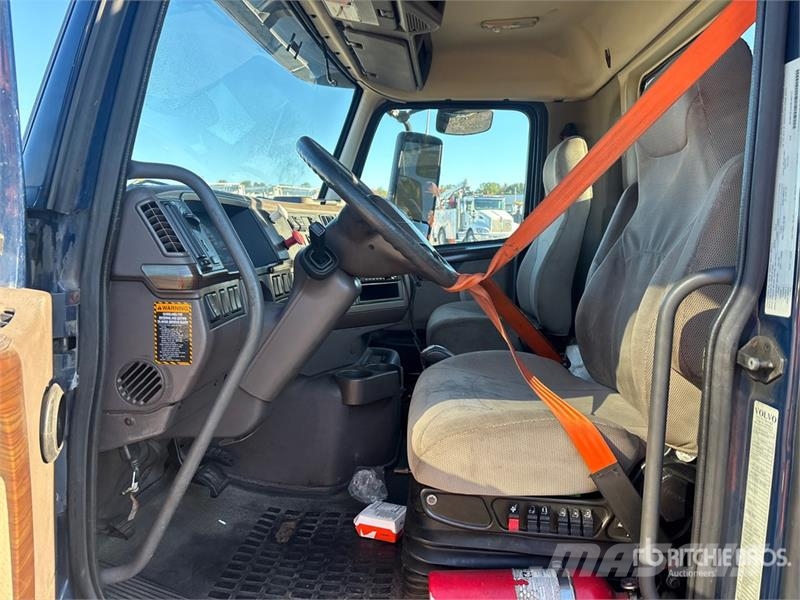 Volvo VNM200 6x4 T/A Day Cab Truck Tractor 牵引车