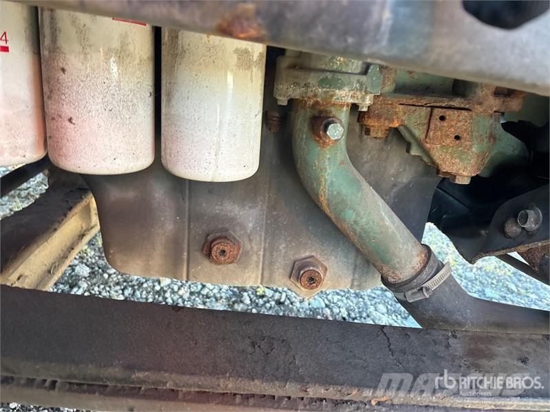 Volvo VNM200 6x4 T/A Day Cab Truck Tractor 牵引车