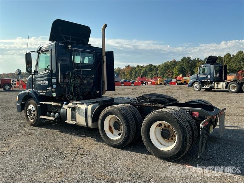 Volvo VNM200 6x4 T/A Day Cab Truck Tractor Traktorske jedinice
