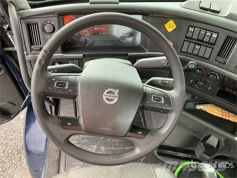 Volvo VNM200 6x4 T/A Day Cab Truck Tractor Tracteur routier
