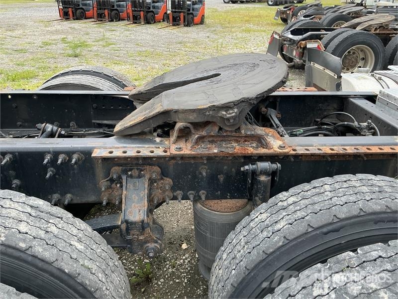 Volvo VNM200 6x4 T/A Day Cab Truck Tractor Седельные тягачи