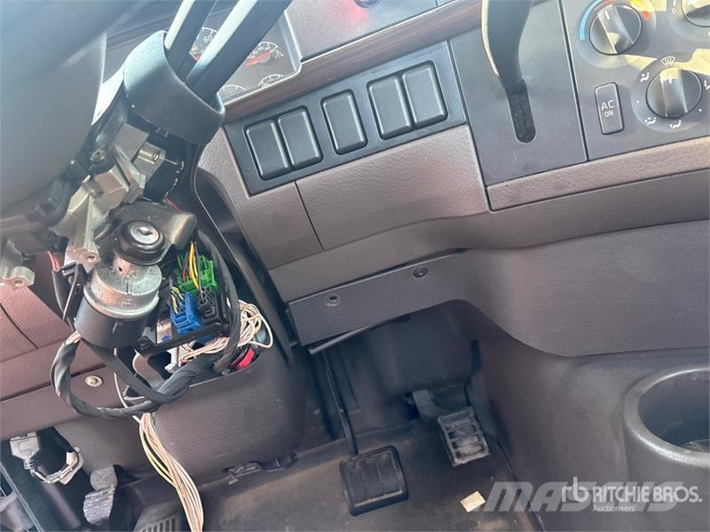 Volvo VNM200 6x4 T/A Day Cab Truck Tractor (Inoperable) Traktorske jedinice