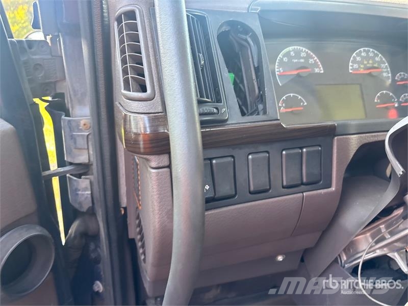 Volvo VNM200 6x4 T/A Day Cab Truck Tractor (Inoperable) Traktorske jedinice