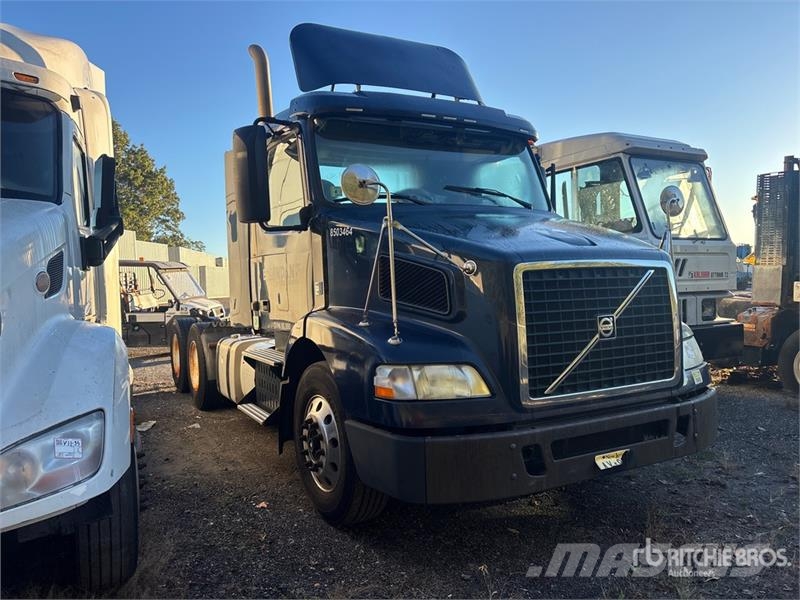 Volvo VNM200 6x4 T/A Day Cab Truck Tractor Tracteur routier