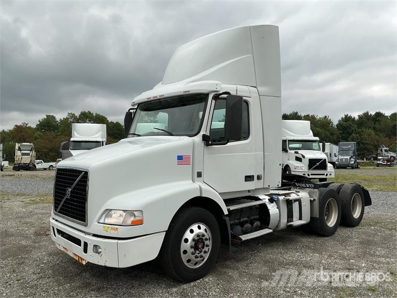 Volvo VNM200 6x4 T/A Day Cab Truck Tractor Седельные тягачи