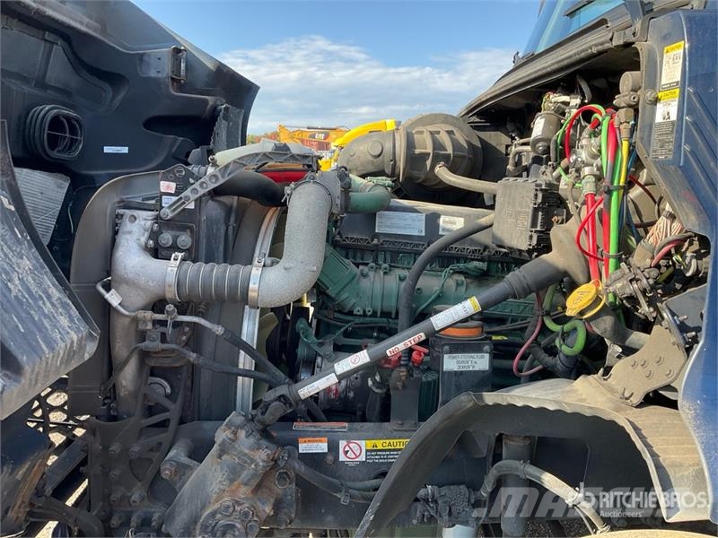 Volvo VNR300 6x4 T/A Day Cab Truck Tractor (Inoperable) Traktorske jedinice