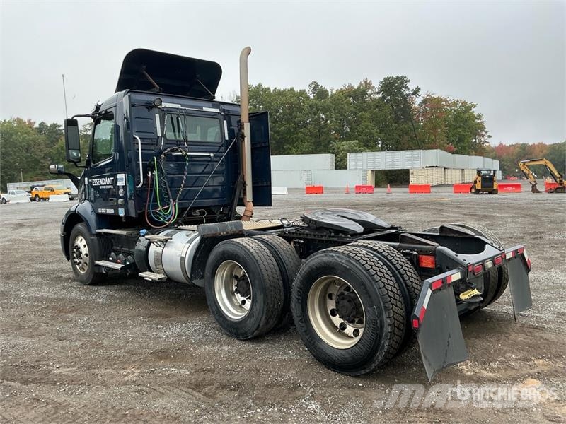 Volvo VNR300 6x4 T/A Day Cab Truck Tractor (Inoperable) Traktorske jedinice