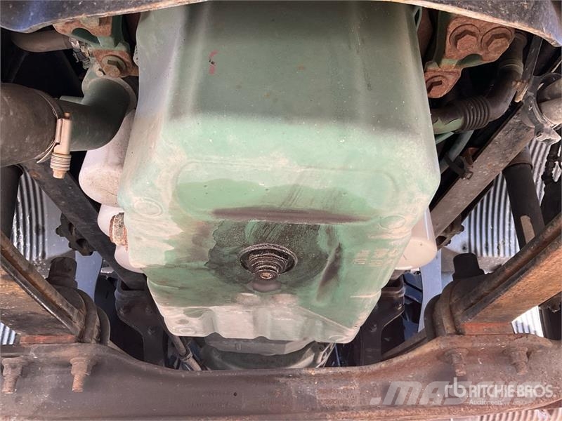 Volvo VNR300 6x4 T/A Day Cab Truck Tractor (Inoperable) Traktorske jedinice