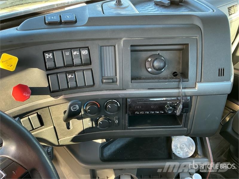 Volvo VNR300 6x4 T/A Day Cab Truck Tractor Traktorske jedinice