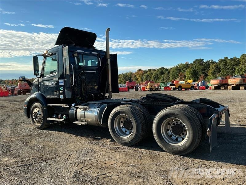 Volvo VNR300 6x4 T/A Day Cab Truck Tractor Traktorske jedinice