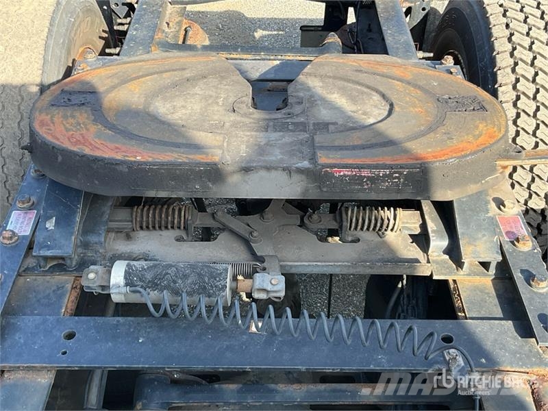 Volvo VNR300 6x4 T/A Day Cab Truck Tractor (Inoperable) Traktorske jedinice