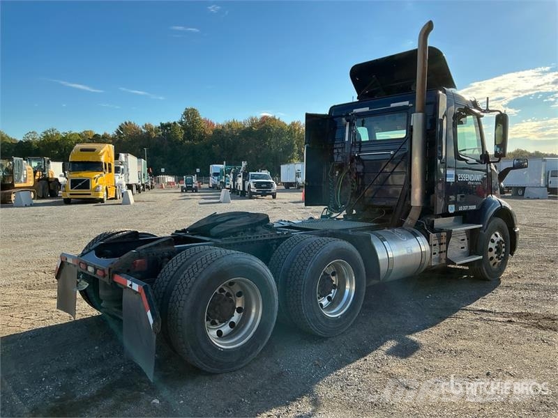 Volvo VNR300 6x4 T/A Day Cab Truck Tractor Traktorske jedinice