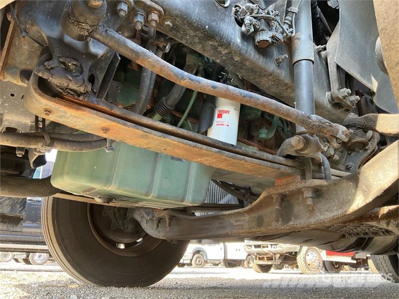 Volvo VNR300 6x4 T/A Day Cab Truck Tractor (Inoperable) Traktorske jedinice