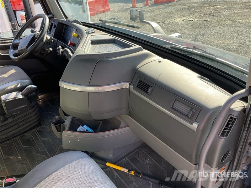 Volvo VNR300 6x4 T/A Day Cab Truck Tractor (Inoperable) Traktorske jedinice