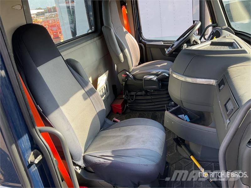 Volvo VNR300 6x4 T/A Day Cab Truck Tractor (Inoperable) Traktorske jedinice
