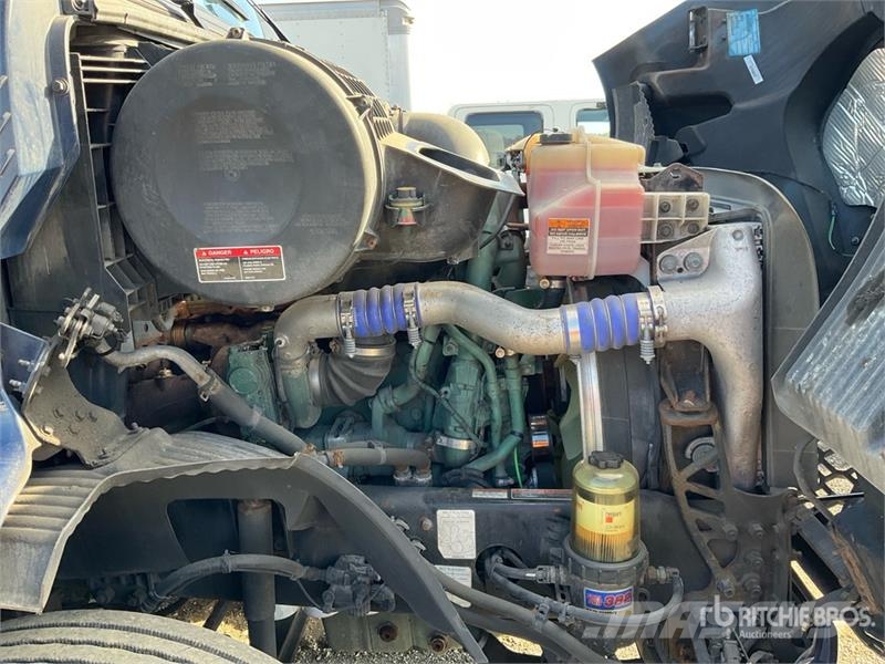 Volvo VNR300 6x4 T/A Day Cab Truck Tractor (Inoperable) Traktorske jedinice